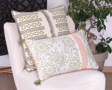 Coussin en tissu motif floral vert rose "Foreign" finition passepoil