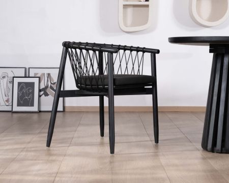 Chaise de repas noire en bois et corde tressée "Katue"