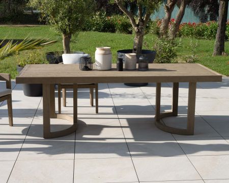 Grande table de repas extérieure 240 cm en teck "Blois" finition grisée