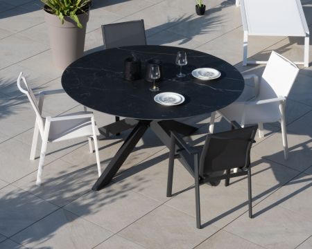 Table ronde noire en céramique et aluminium "Chinon" 160 cm