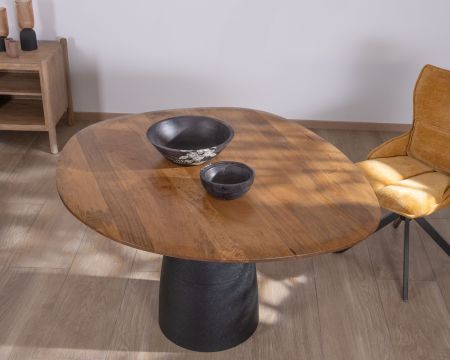 Table de repas 140 cm forme naturelle "Daun" en manguier et métal