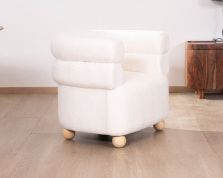 Petite chauffeuse en tissu bouclette blanc design 70's "Wala"