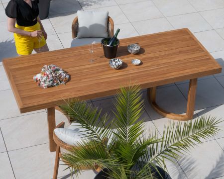 Grande table de repas extérieure 240 cm en teck "Orchaise" finition naturelle