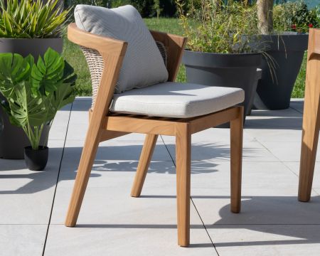 Chaise d'extérieur haut de gamme et design en teck avec coussins écru chiné "Venise"