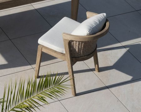 Chaise de repas confortable et haut de gamme en teck sablé avec coussins beiges "Vérone"