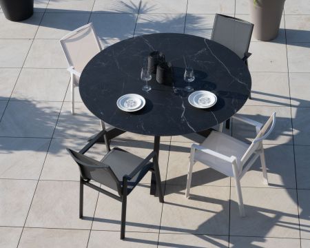 Table ronde noire en céramique et aluminium "Chinon" 160 cm