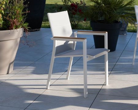 Chaise de repas design spécial extérieur en aluminium blanc "Dolce Vita" avec accoudoirs en teck 