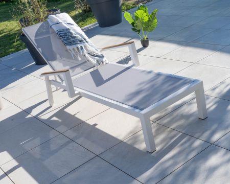Chaise longue grise avec accoudoirs teck "Dolce Vita" en aluminium blanc