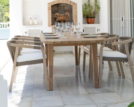 Grande table de repas 240 cm bords arrondis en teck aspect brut "Eole" spécial extérieur